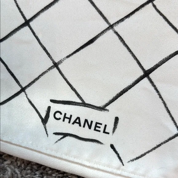 Chanel + Karl Lagerfeld White and Black Quilt Design Bag Cover - Picture 4 of 6